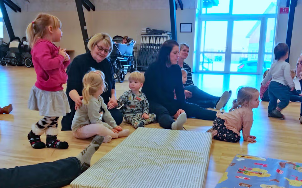 Dagplejen sammen med Ballonklovnen i Skovlund kulturhus