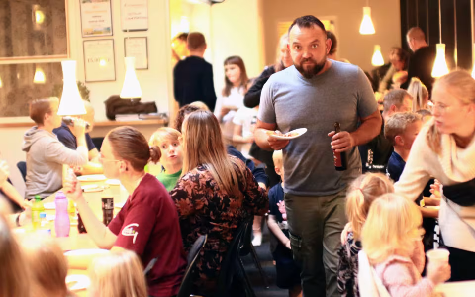 Stor succes med Pizza og Fredagsfun