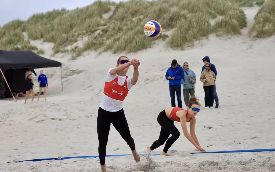 Vestenvinden udfordrer beachvolley-eliten