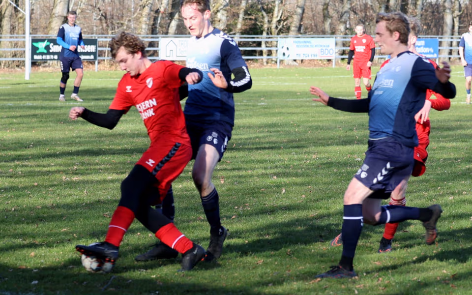 Fodbold Serie 3 herre Ølgod vandt hjemme 4-3 over HTS - Se billeder fra kampen.