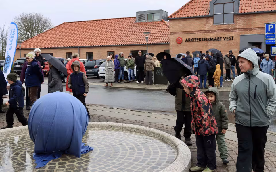 Frello-gruppen afslører Blå Kugle kunstværk