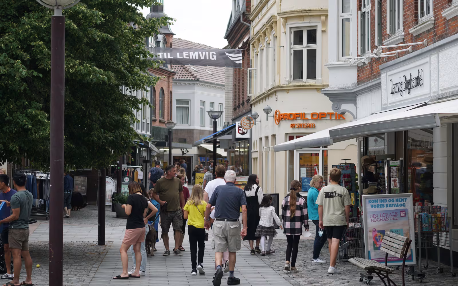 Gågade i Lemvig bymidte med handlende, butikker og banner mellem facader