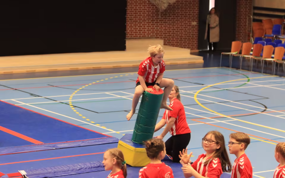 Salto Kids charmerer ved Helleopvisning