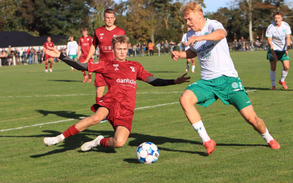 Fodboldfest på Oksbøl Stadion med glade fans og stor frivillig indsats