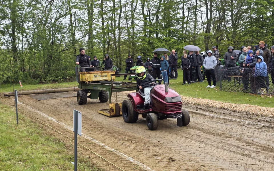 Havetraktortræk trak publikum til Krusbjerg Stadion – Se de mange billeder