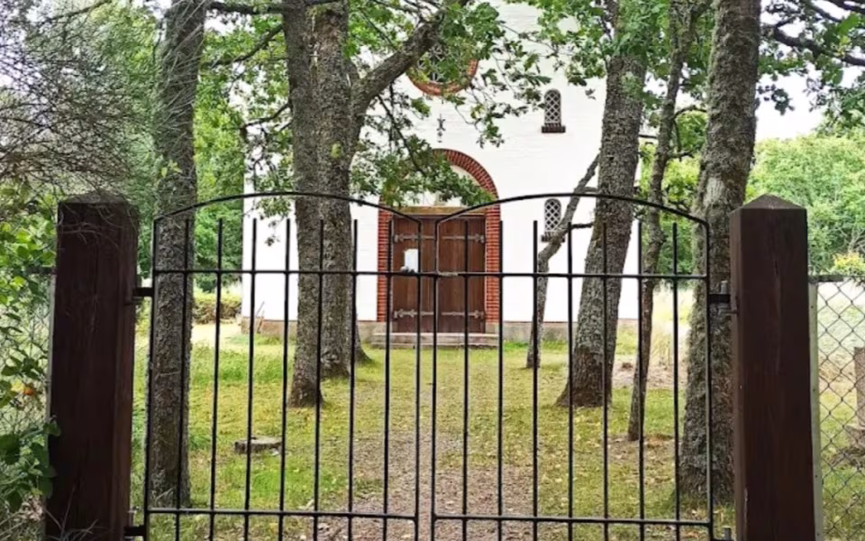 Børsmose Kirke ligger mellem træer og hede