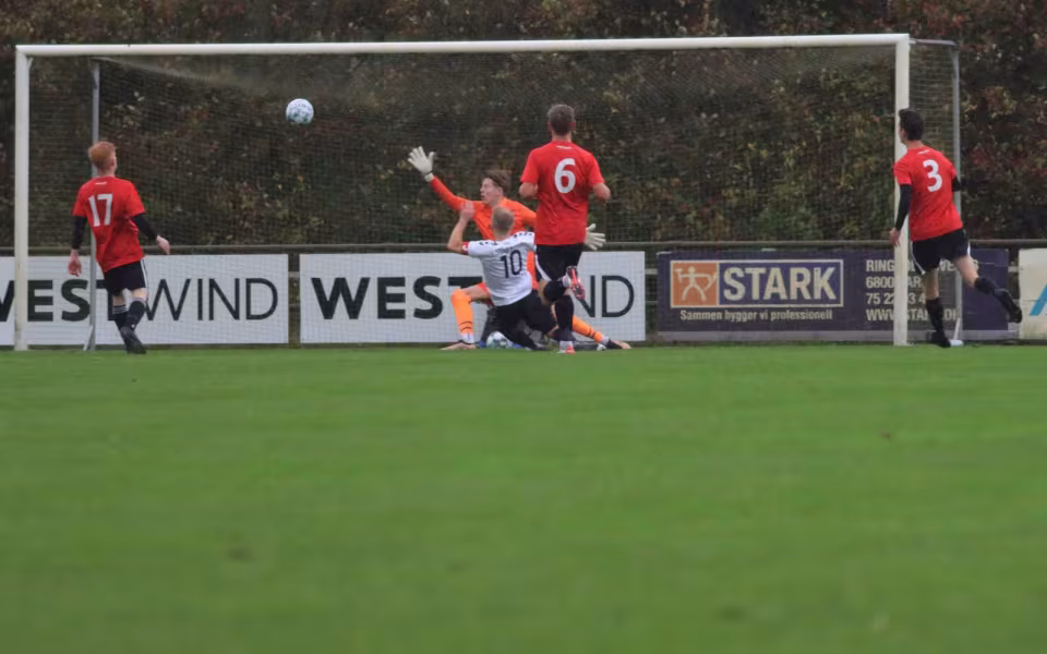 Varde redder point i overtiden