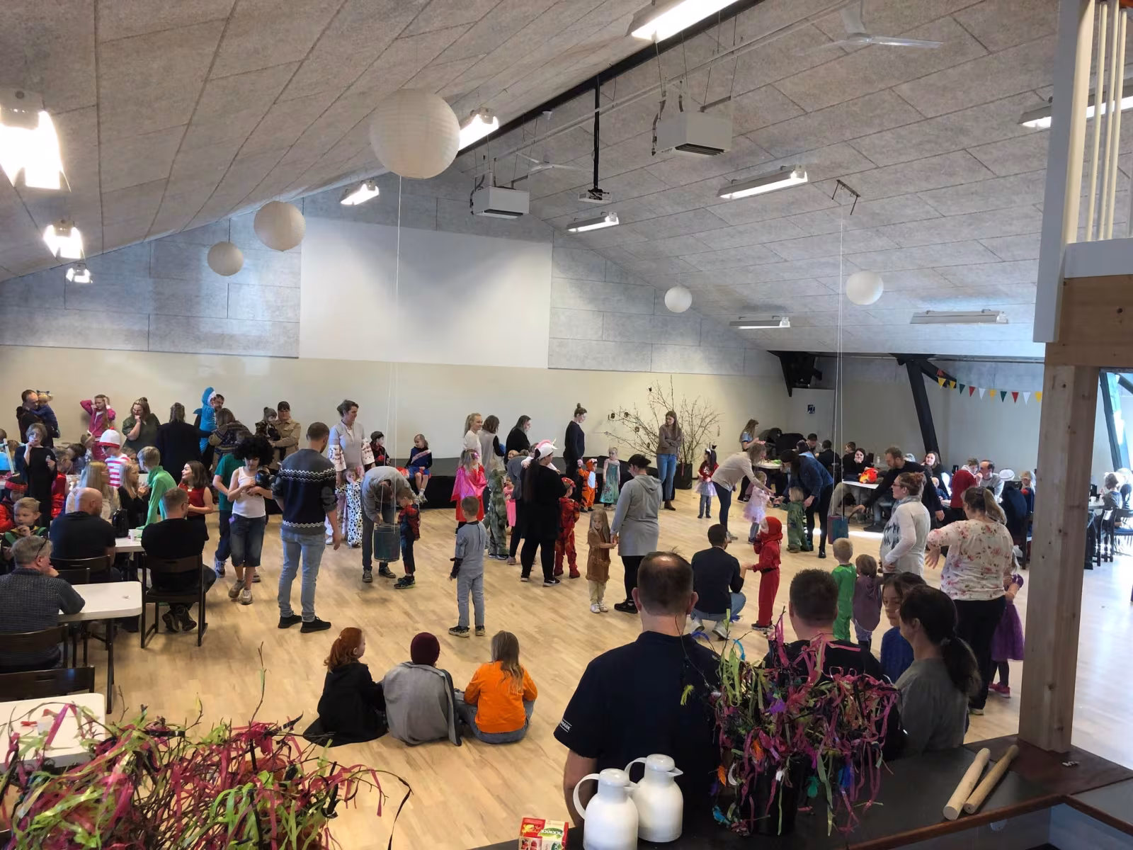 Stor fastelavnsfest i Skovlund kulturhus.