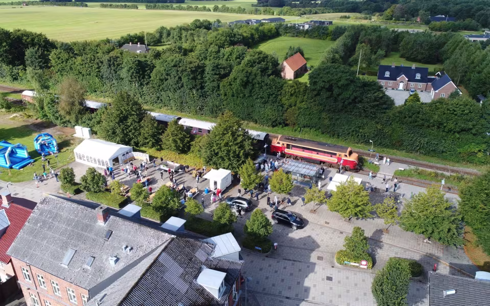 Tistrup Station forvandlet til et festligt samlingspunkt i anledning af den vestjyske længdebane 150-års jubilæum.