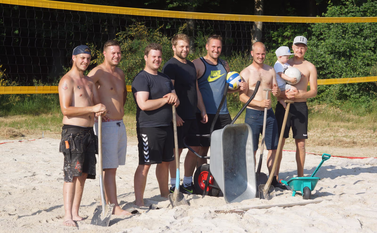 Seniorfodboldspillerne klargører beachvolleybanen