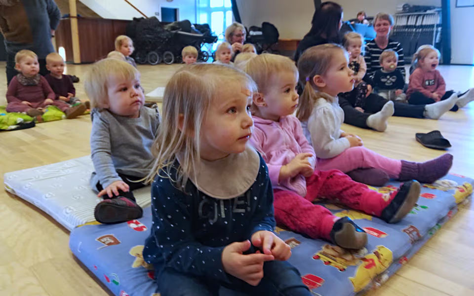 Dagplejen sammen med Ballonklovnen i Skovlund kulturhus