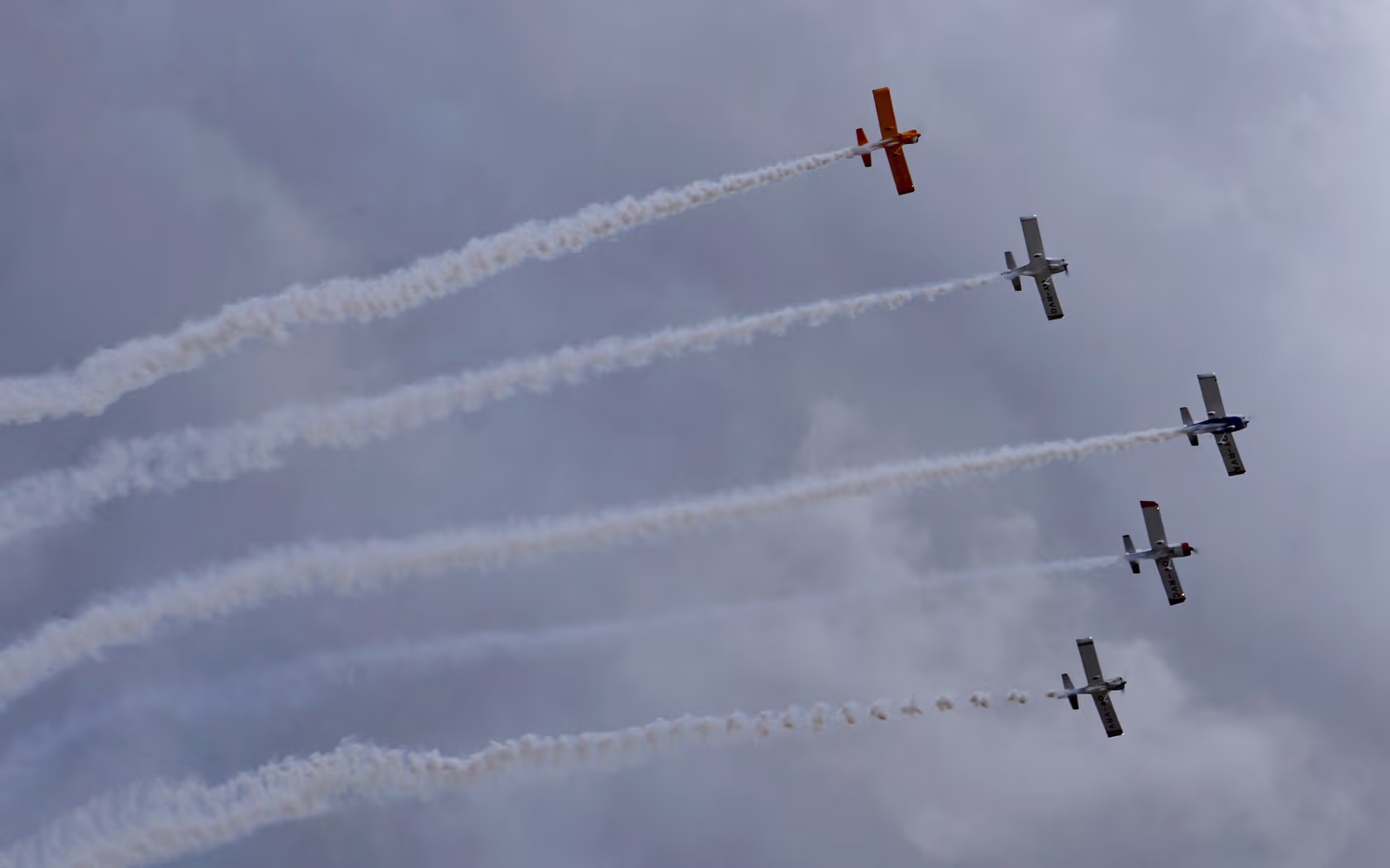 Propelfly flyver i formation på himlen