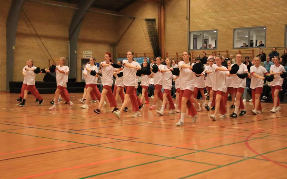 Farverig opvisning lyser Sportspark op