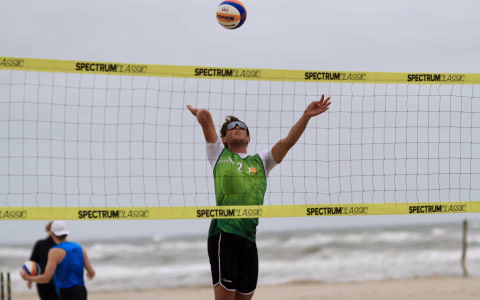Vestenvinden udfordrer beachvolley-eliten