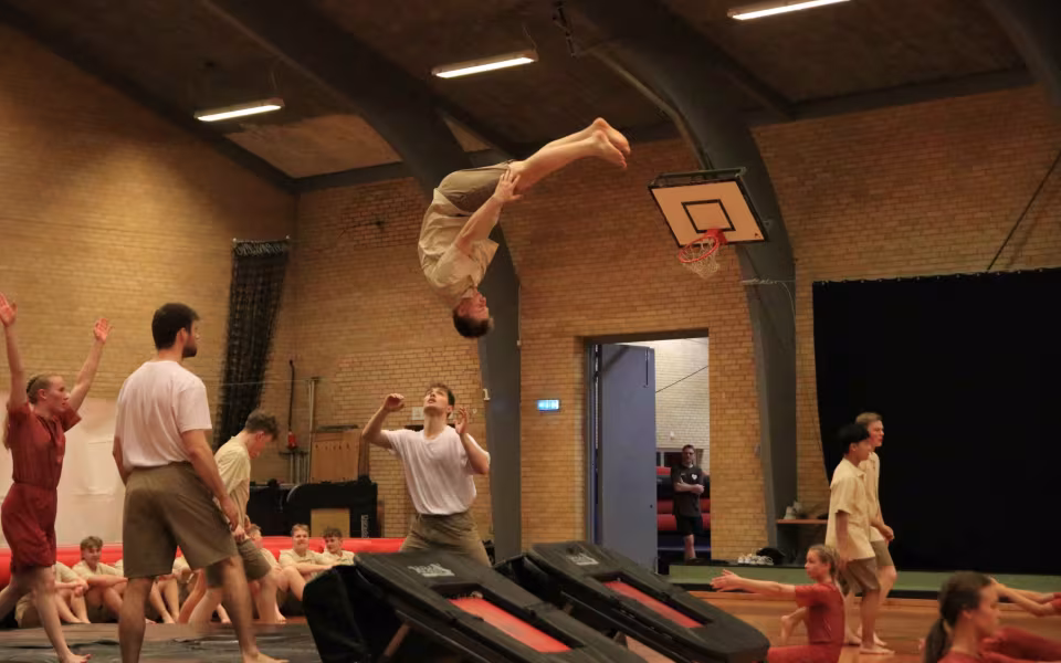 Farverig opvisning lyser Sportspark op