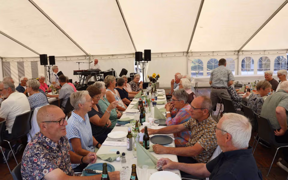 Sommerstemning og glade mennesker til sommerfest på Tistrup Stadion - Se billeder og filmklip..