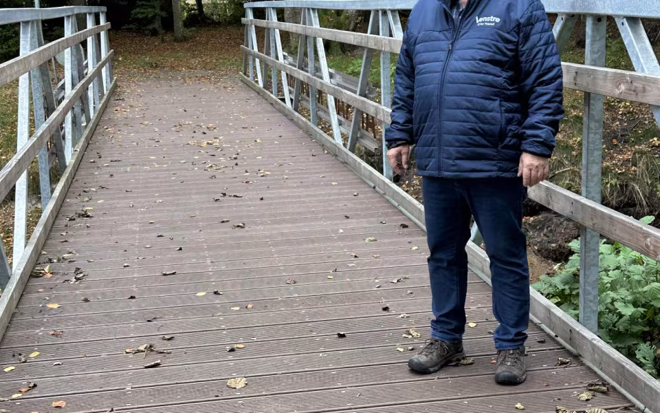 Lys på skolestien i Ansager Søpark.