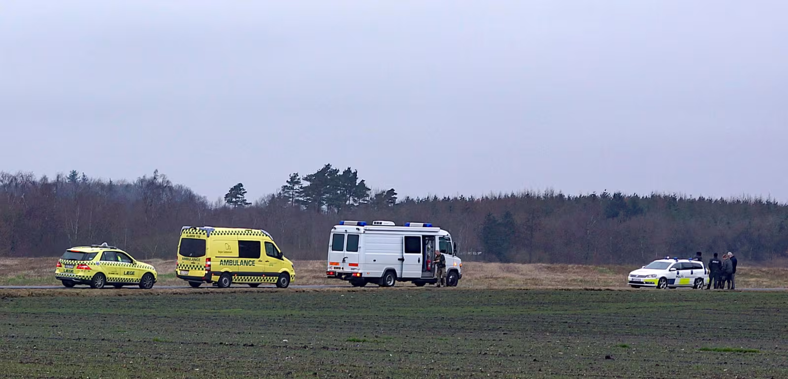 Politiet og bomberyddere på Tiphedevej ved Kvie Sø efter granaterne var sprængt