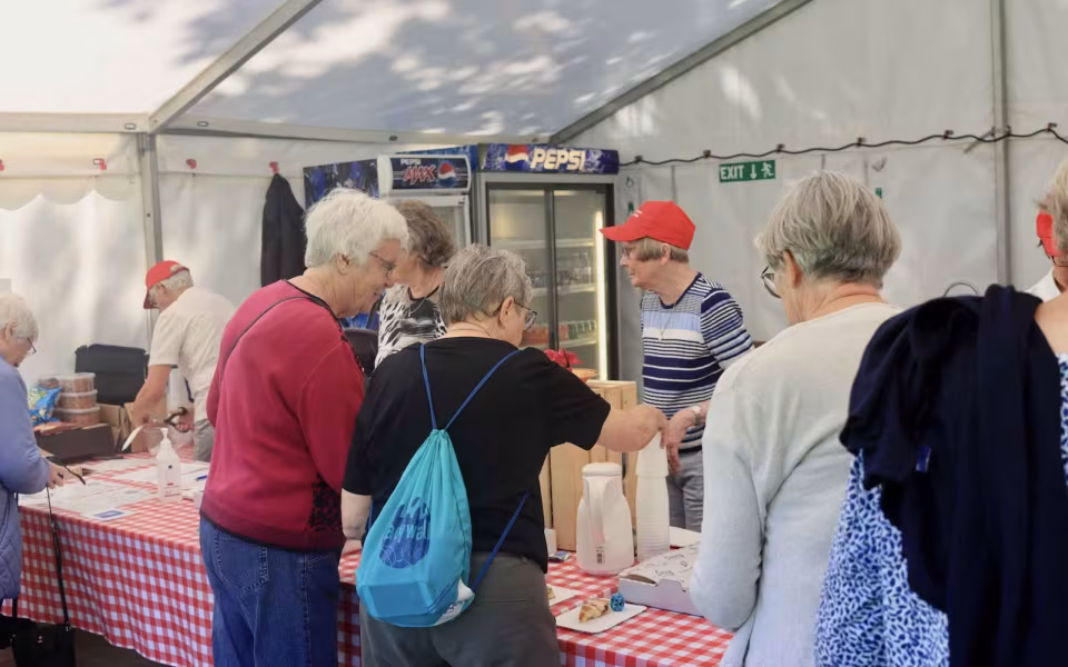 Seniorfest med rundtur og hyldestindslag