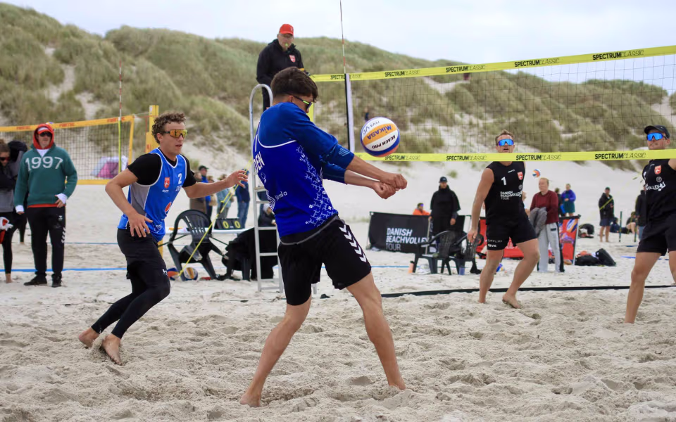 Vestenvinden udfordrer beachvolley-eliten