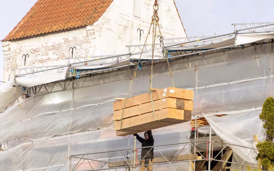 Kranarbejde ved Kvong Kirke mv