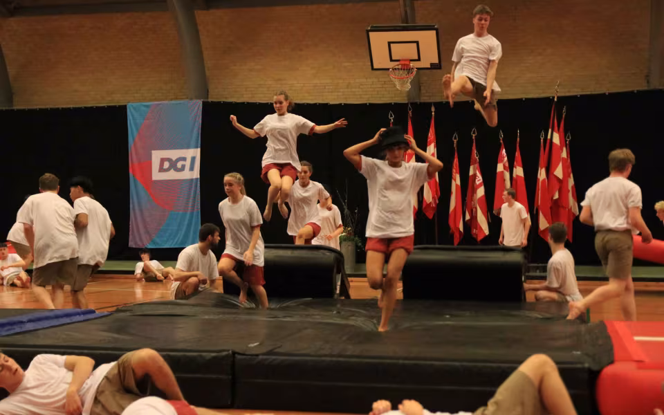 Farverig opvisning lyser Sportspark op