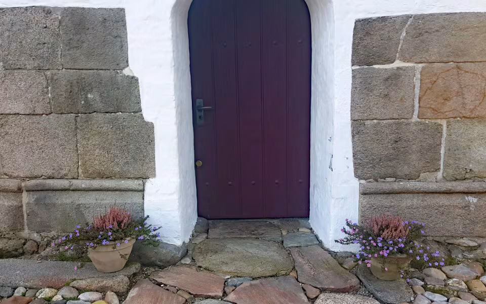 En ændret begravelseskultur med færre kister og flere urner betyder mindre pladsbehov. På Nr. Omme kirkegård er der etableret en sansehave for de levende på de ubenyttede grave. Alternativet til sansehaven ville være tomme gravsteder med græs, grus eller jord. Med sansehaven er kirkegården meget mere spændende at besøge.