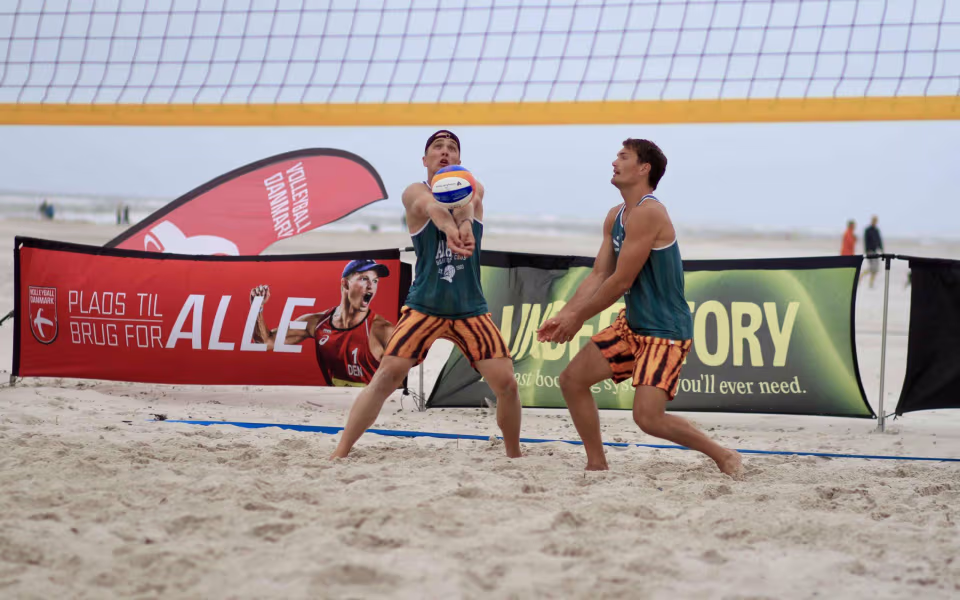 Vestenvinden udfordrer beachvolley-eliten