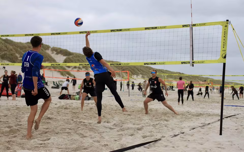 Vestenvinden udfordrer beachvolley-eliten