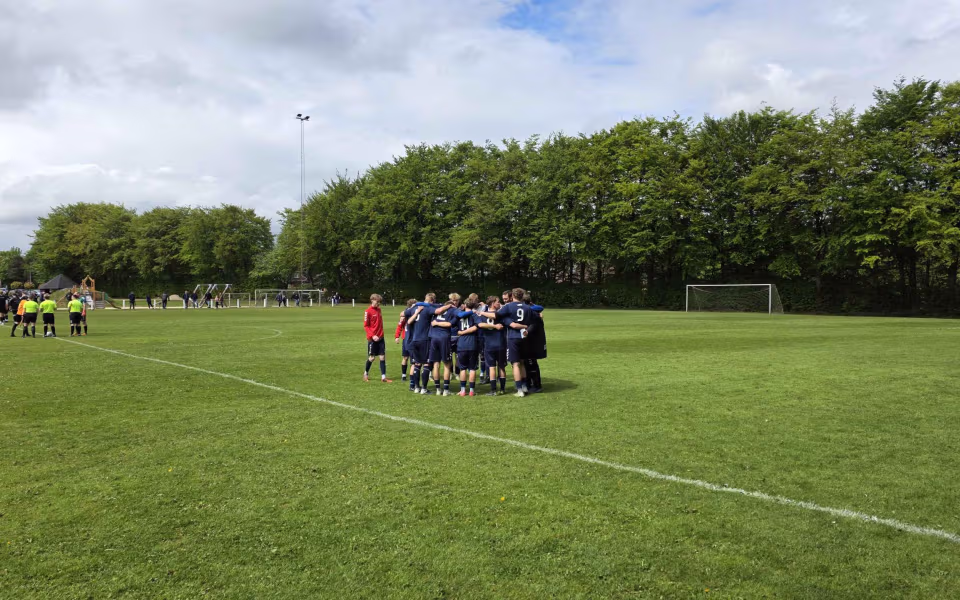 Kampreferat fra serie 1 kampen mellem Helle FC og HTS - Byfest, fodbold og fællesskab på Fåborg Stadion