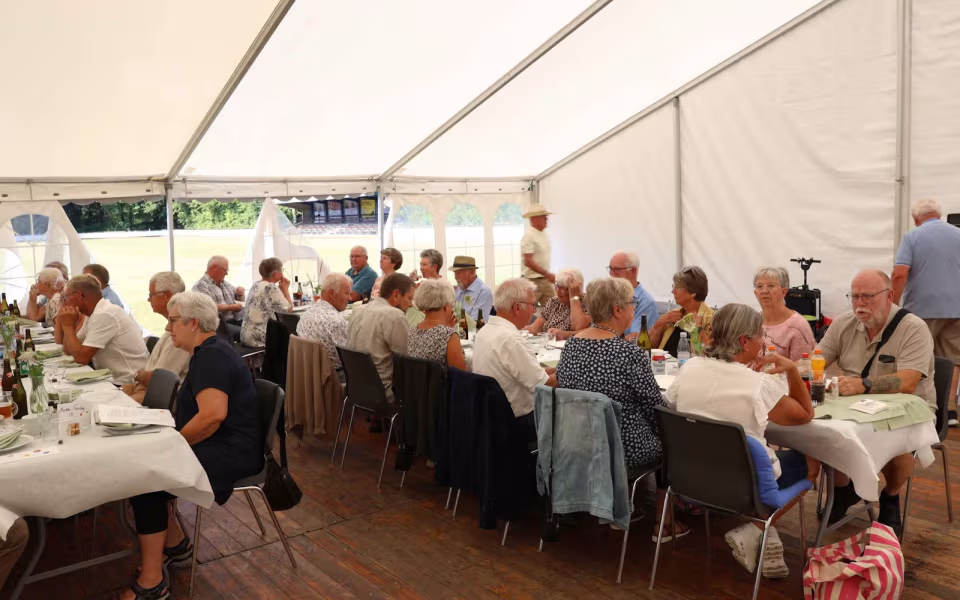 Sommerstemning og glade mennesker til sommerfest på Tistrup Stadion - Se billeder og filmklip..