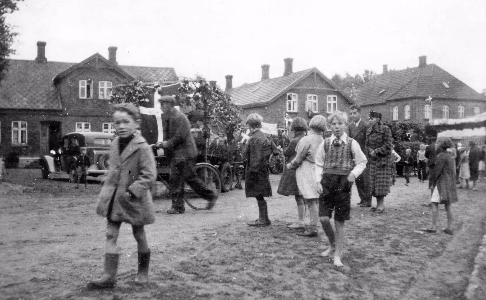 Mælkekuskenes parade med pyntede vogne gennem Ansager i anledning af mejeriets 50 års jubilæum passerer Torvet