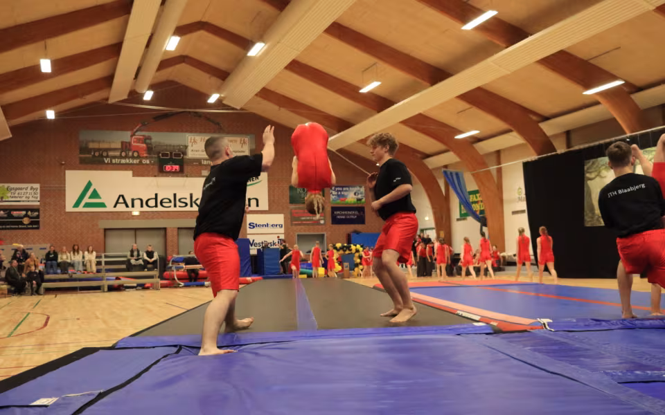 Forårsopvisning styrker integration i Outrup