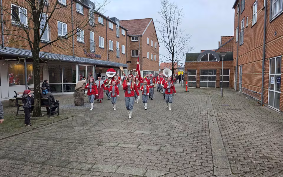 Stor opbakning til juleoptog og Gaveregn i Ølgod, se de mange billeder