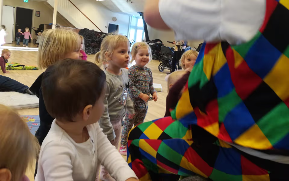 Dagplejen sammen med Ballonklovnen i Skovlund kulturhus