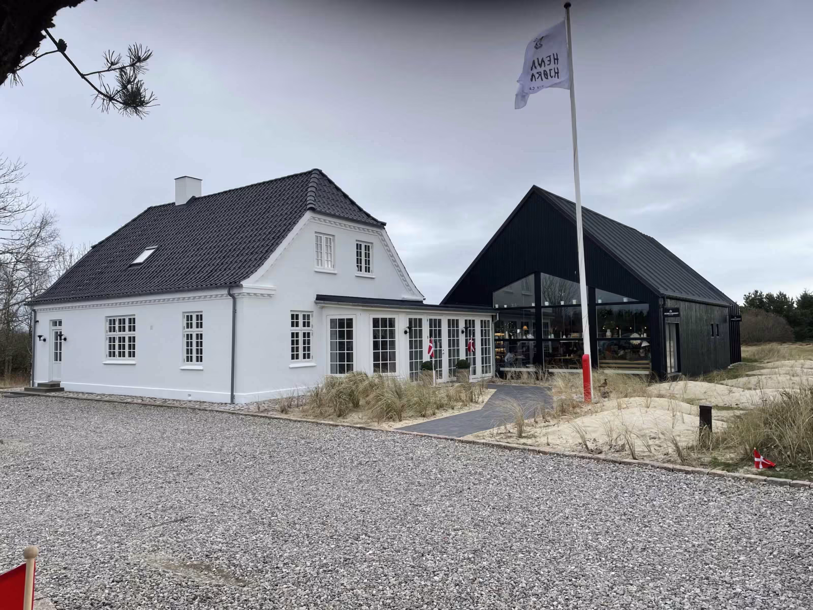 Cafen HENNE OM HJØRNET åbnet