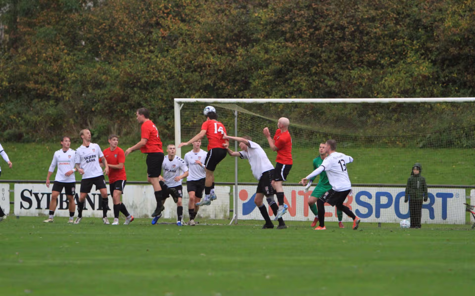 Varde redder point i overtiden