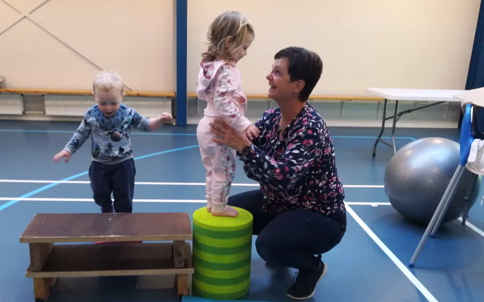 Fysio- og kropsterapeut, Kit Bak fra Ansager, er på besøg hos dagplejen, der i en periode har fokus på krop og bevægelse