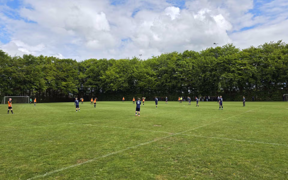 Kampreferat fra serie 1 kampen mellem Helle FC og HTS - Byfest, fodbold og fællesskab på Fåborg Stadion