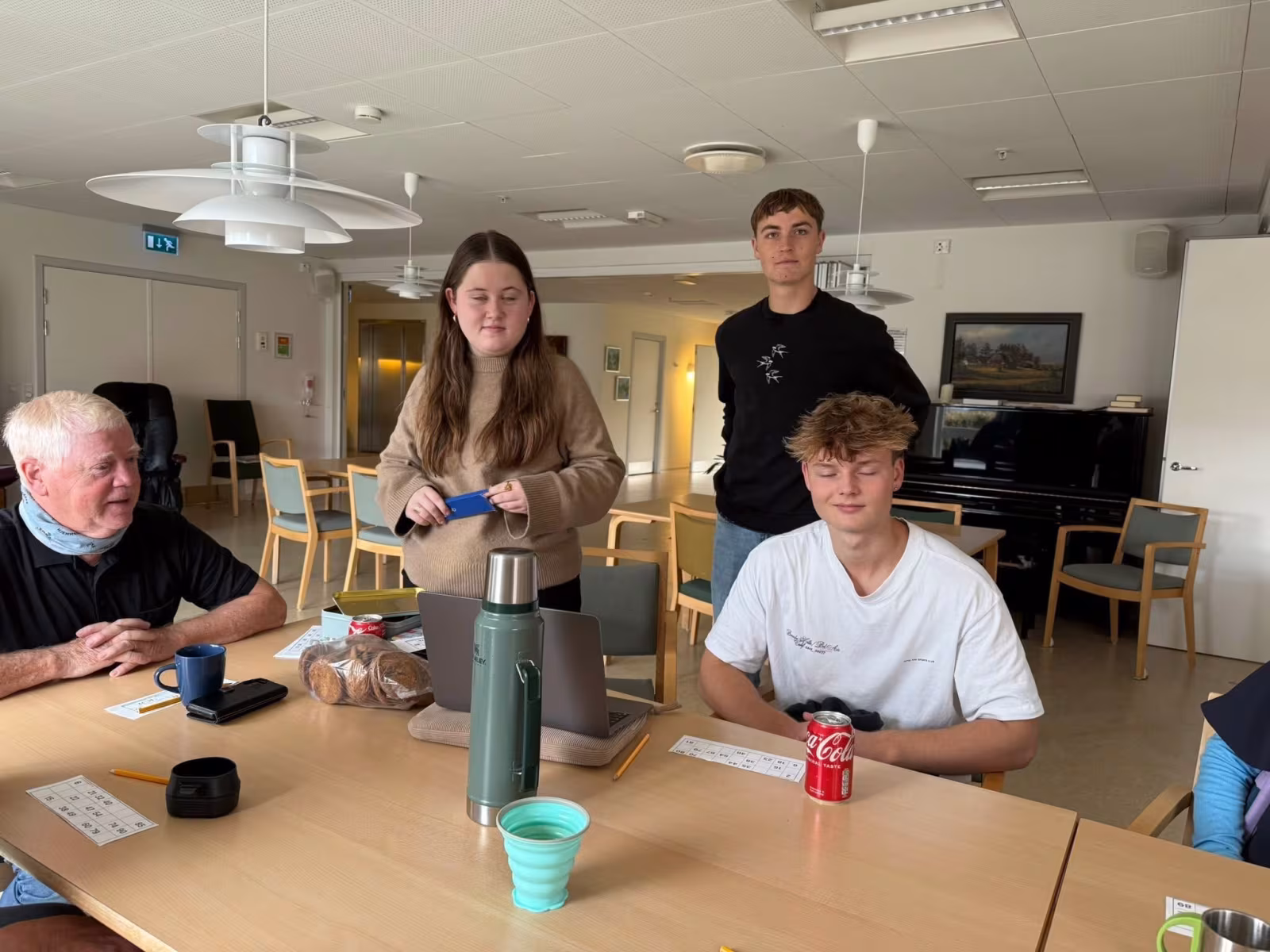 Efterskoleelever med på gåtur og banko