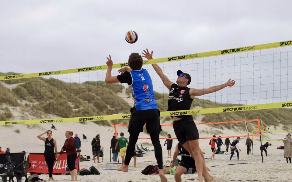 Vestenvinden udfordrer beachvolley-eliten