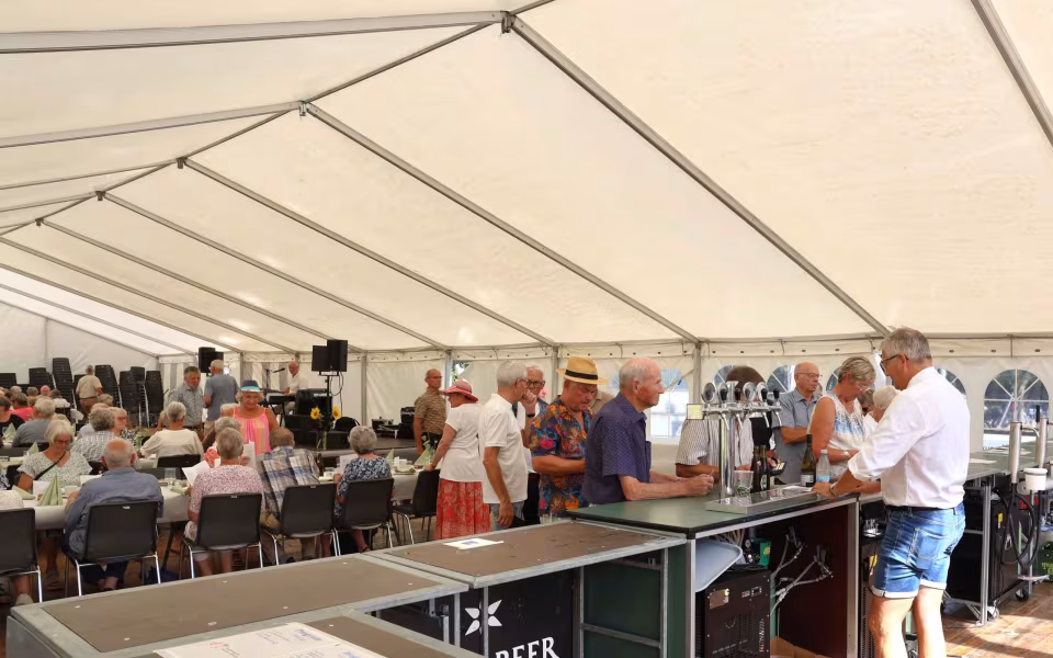 Sommerstemning og glade mennesker til sommerfest på Tistrup Stadion - Se billeder og filmklip..