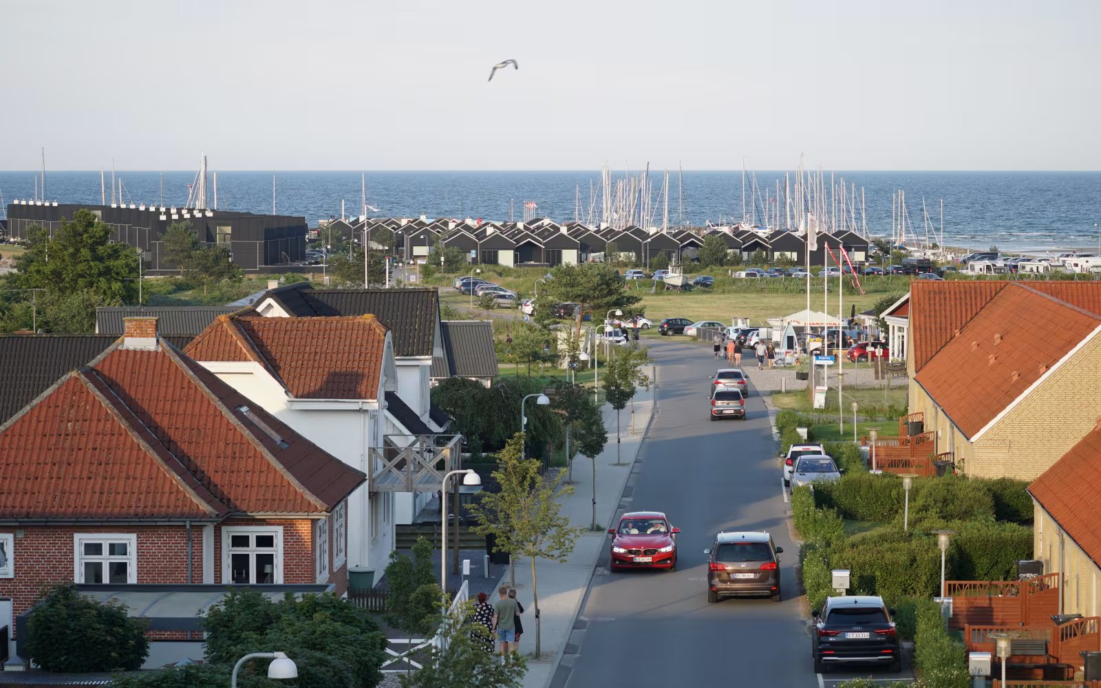 Udsigt over Øster Hurup havn med både, hav og byens tage