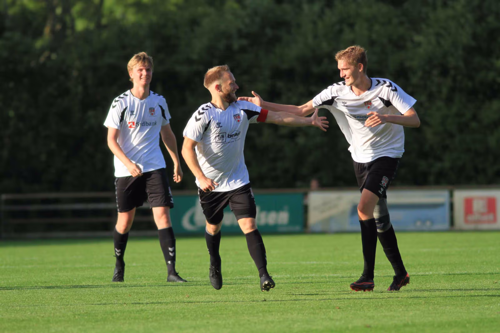 Mads Falk jubler efter scoringen