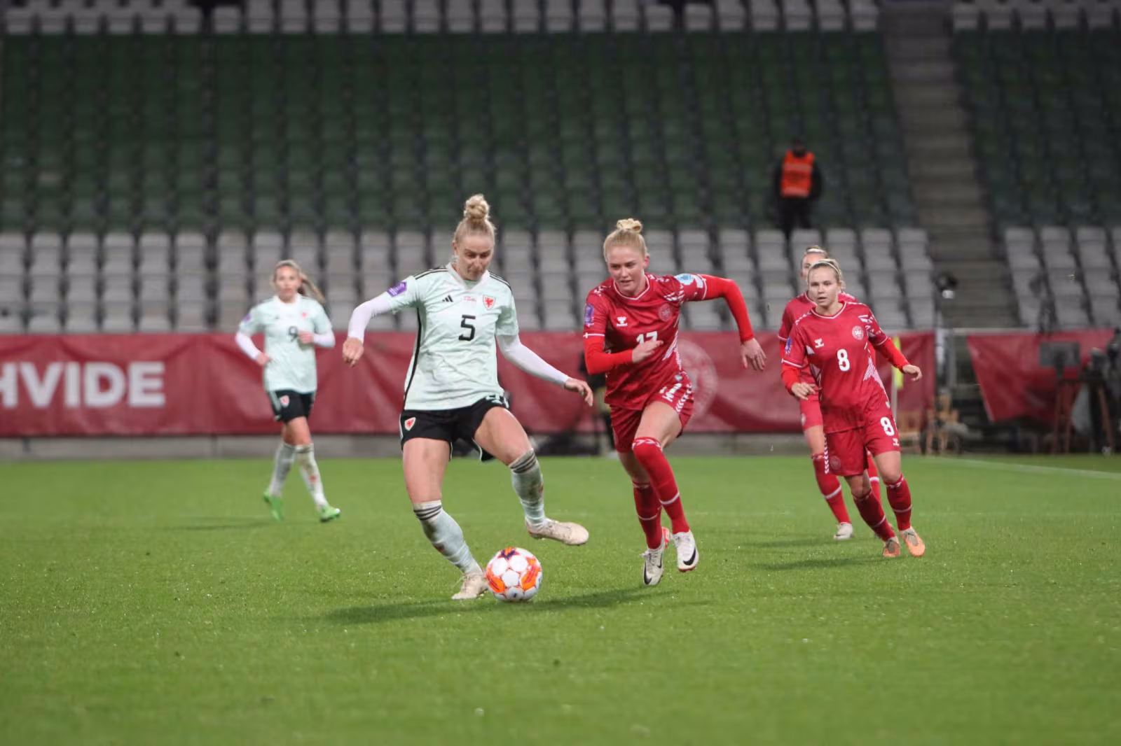 Rikke Madsen skriver med Everton