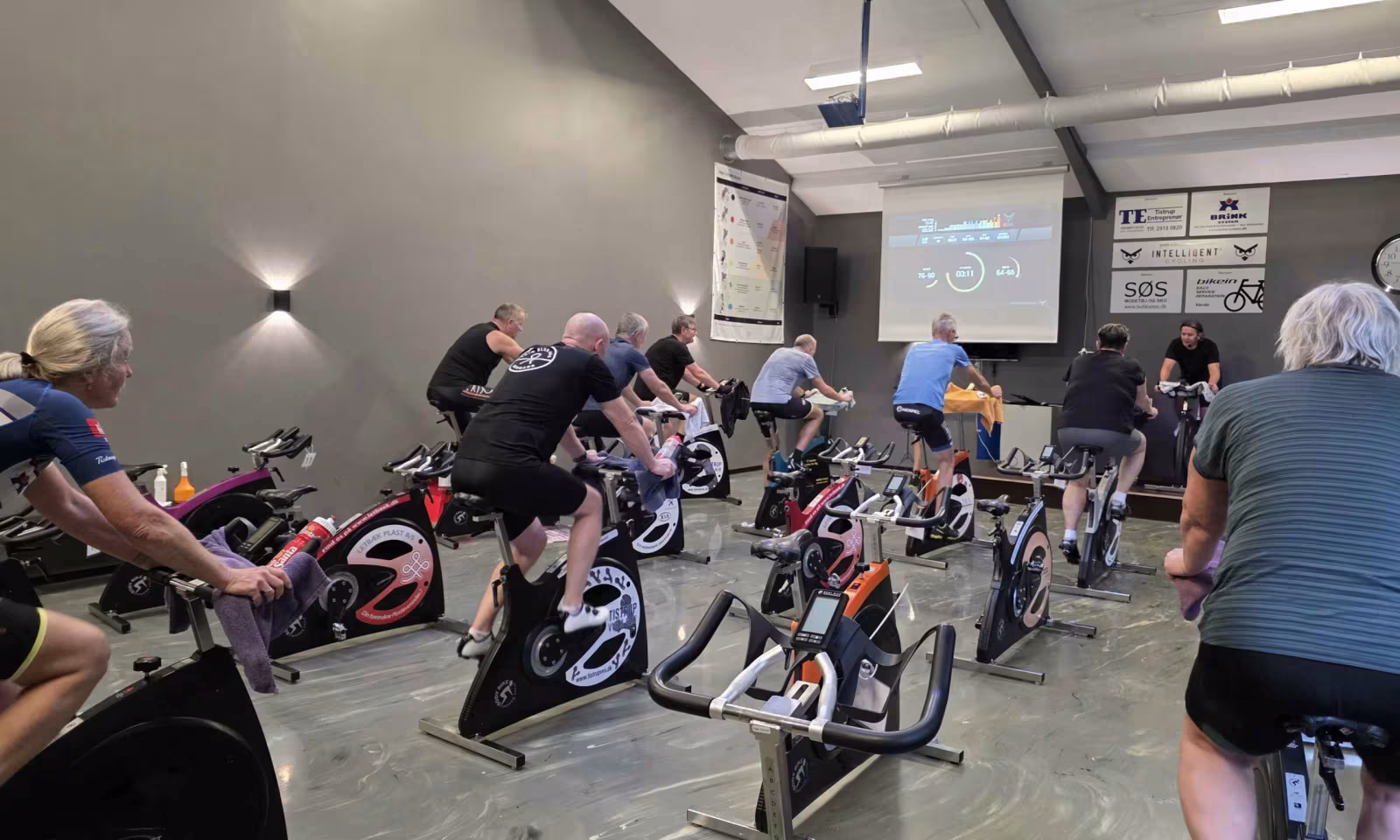 31 deltog - fire timers indoor cycling i TRIM Tistrup