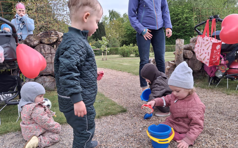 Børnene fra dagplejen spredte glæde og satte røde hjerter op rundt i Ansager for at markere Dagplejens Dag