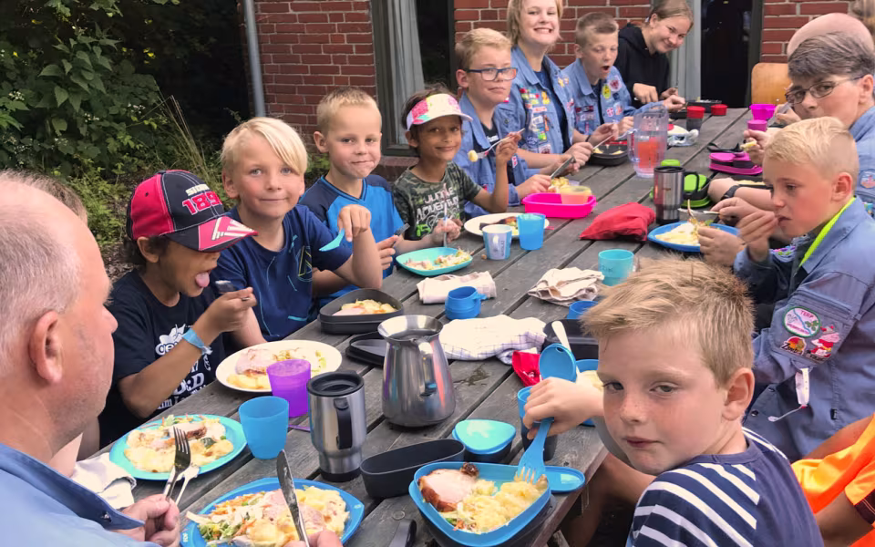Ansager FDF på sommerlejr siger siger tak for mad til Allan's dinér!