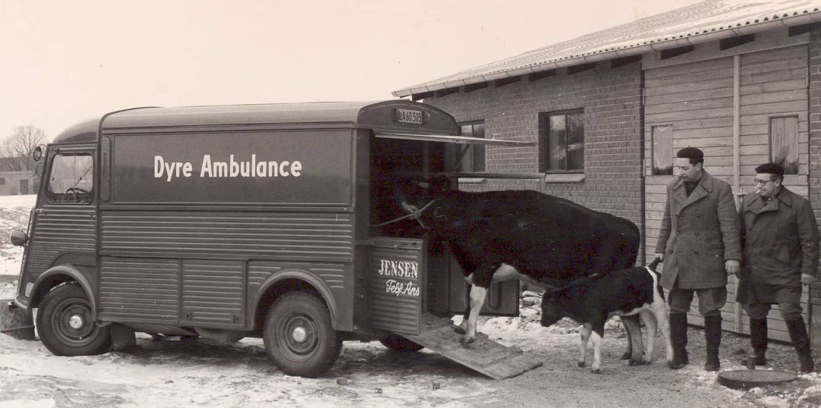 Grundlæggerne af Ansager Dyrehospital dyrlægerne Erling Jensen og Søren Emil Bach med en patient og stedets første dyreambulance ved åbningen i marts 1960.