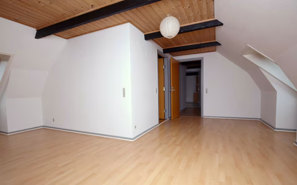 Lejligheden er på 95 m2 og koster kr. 4700 pr. måned + forbrug